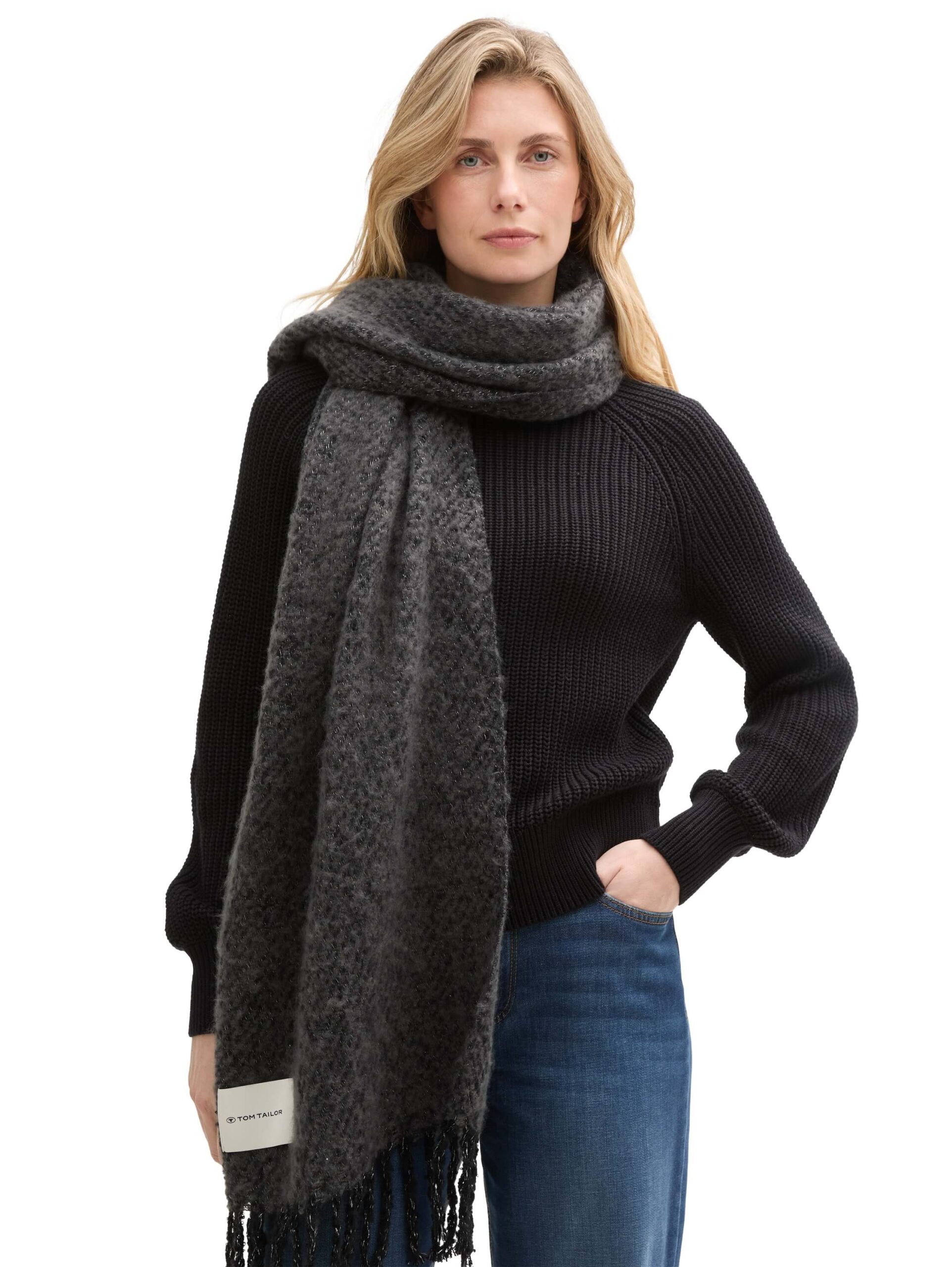 Scarf with fringes